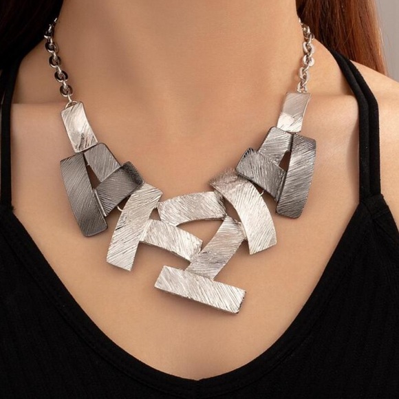 Delilah Wear Jewelry - New geometric shaped necklace